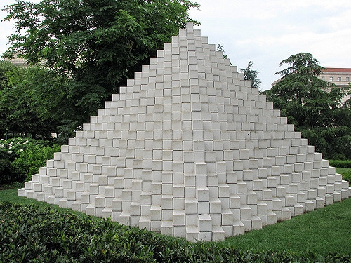 пирамида из кирпичных блоков, удельный вес бетона