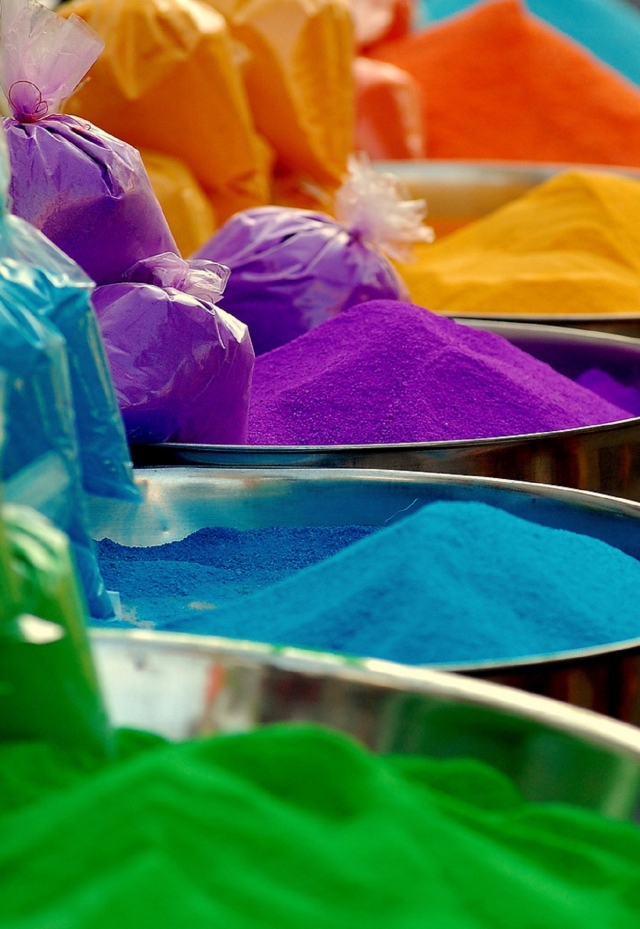Попробуем изготовить оригинальный разноцветный песок из манки